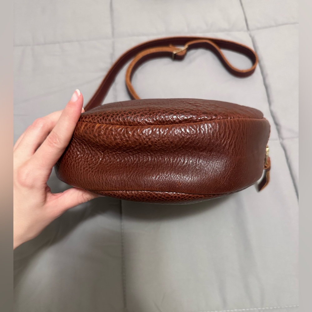 Portland Leather Goods Large Circle Crossbody Bag in Nutmeg Pebbled Leather - Picture 3 of 6